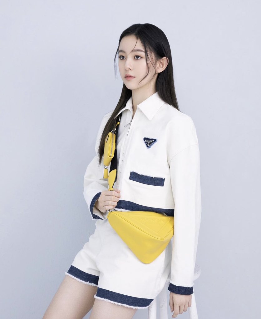 PARKJIIHU's tweet photo. Would be such a pity if these top-tier shots staying still inside my camera roll for no specific reason so i think it's better for me to share the happiness with all of you, no? besides, the chance to see me in such a glamour didn't always come twice so please, enjoy the treat. https://t.co/9gDXGZhJlX