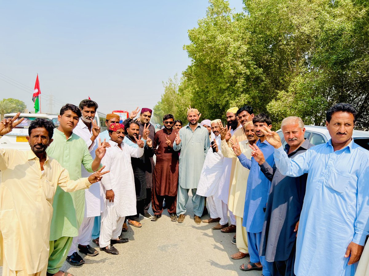 JuniorFazilRahu's tweet photo. #AwaamiMarch
3rd Day At Moro City
Along with the followers of #Bhuttoism ,Party workers n jiyalas of taluka Shaheed Fazil Rahoo.
#LongMarch
#QadamBharaoBilawalHumTumhareSathHain
@MismailRahu 🇱🇾#PS74 https://t.co/PkzLwNdQJV