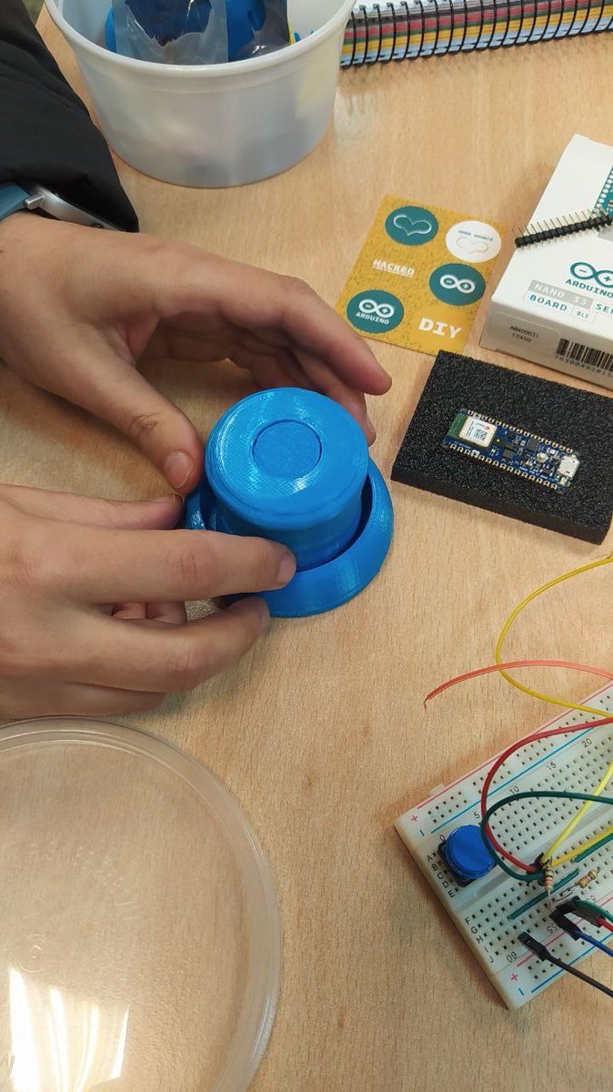 Taller de introducción a Arduino, en el cual hemos visto varias posibilidades, tales como pulsioximetro, dispensador de alcohol, sensor de cO2 CanAir Io