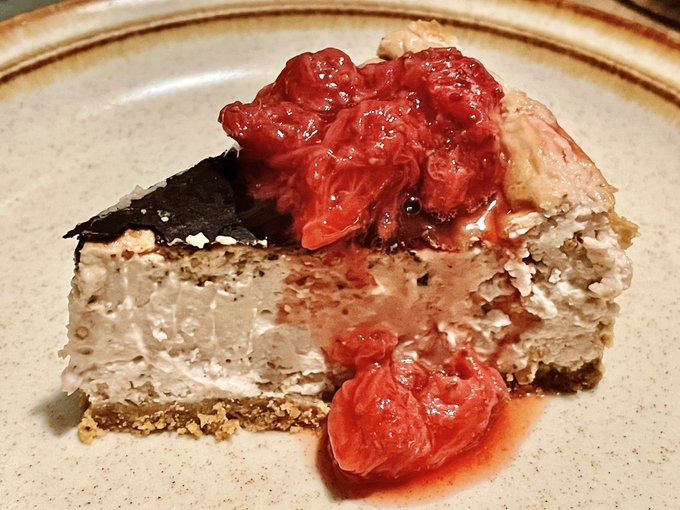 こちら、いちごソースが、まるで梅のようにしか見えなくなったストロベリーチーズケーキになります 