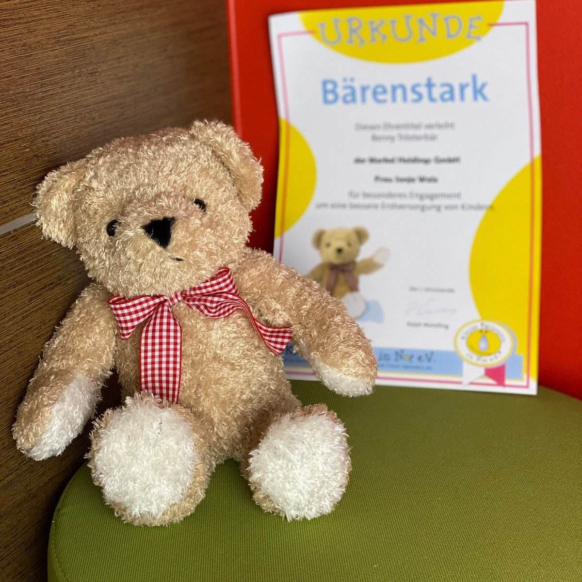 Das ist Benny, neuestes Mitglied der Markel-Familie. Trösterbären wie er helfen Kindern bei der Unfall-Erstversorgung mit der Situation klarzukommen, bis deren Eltern eintreffen. Mittels Spende haben wir den Initiatorverein "Kleine Patienten in Not e.V" unterstützt. #Peace