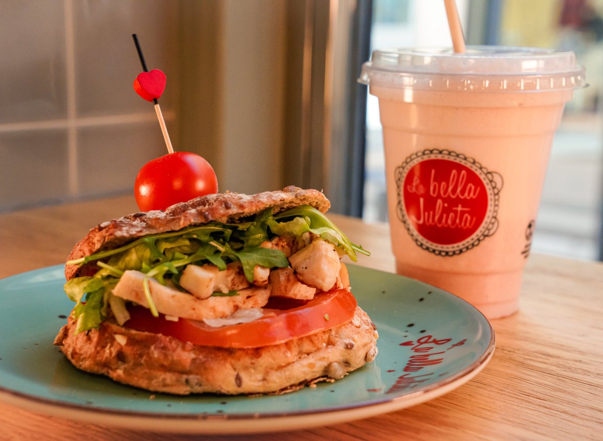 julietacoffee_'s tweet image. Nuestro nuevo pan proteico rico en proteínas y fibra y bajo en carbohidratos y azúcar te dará la energía que necesitas 💪🏻💥 
Además, es el acompañante perfecto para nuestro PROTEIN SHAKE, elaborado con proteína sabor plátano, fresas y leche sin lactosa 🍌🍓
#proteinbread #lowcarb