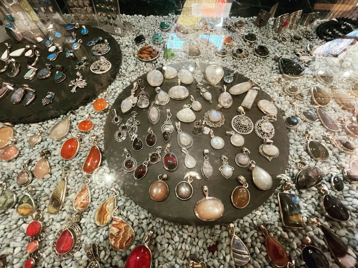 Talisman_Shop's tweet photo. Die wundervolle Welt der #Edelsteine könnt ihr bei uns erleben, erfühlen und anschauen. Ob als #Heilsteine, Trommelsteine, Obelisken oder in edles #Silber gefasst als #Schmuck für Ohren, Finger und Arme. Auch haben neue, wunderschöne #Anhänger sich für euch herausgeputzt. https://t.co/XSEPPra8pL