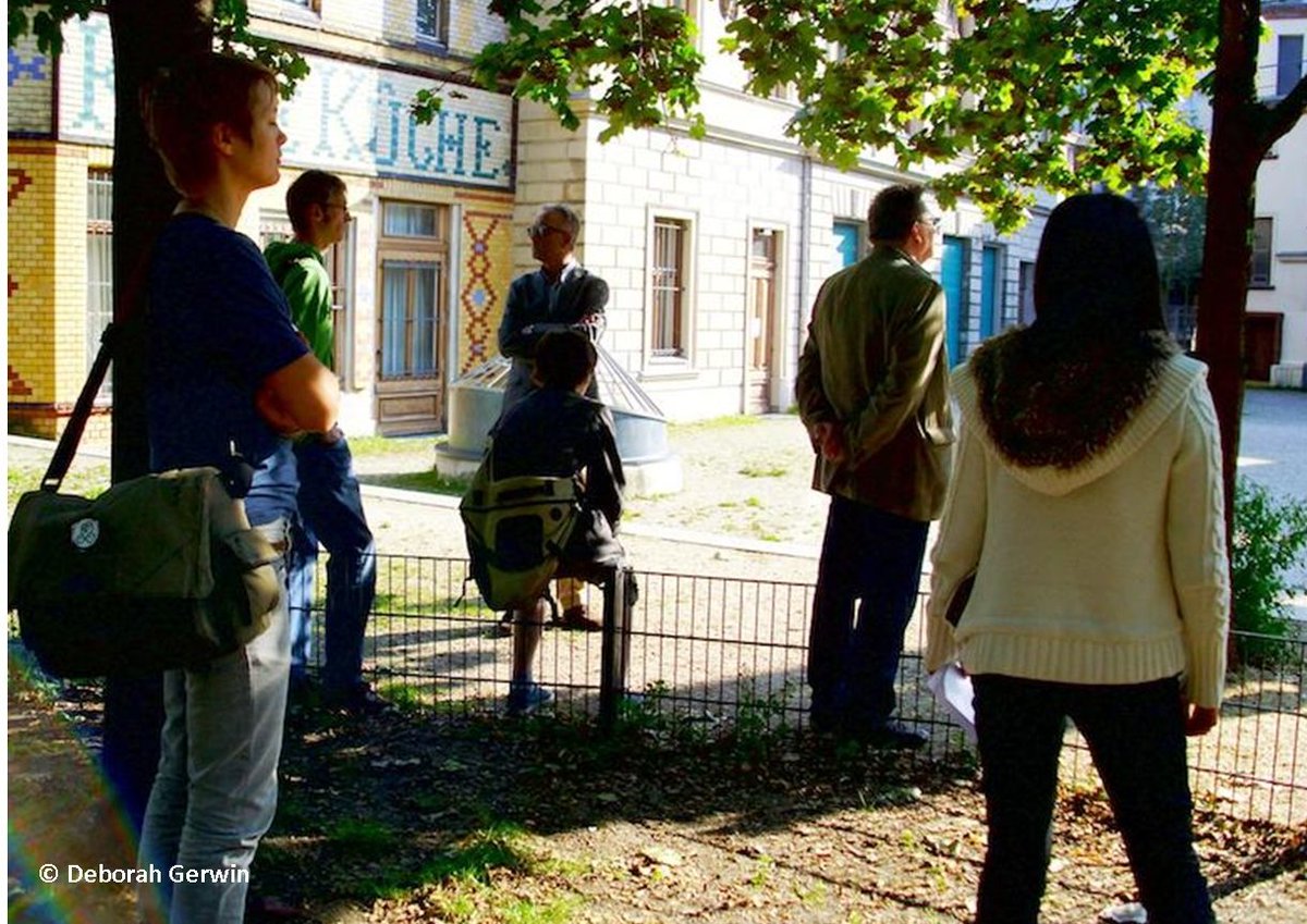 Menschen bei einem Spaziergang.