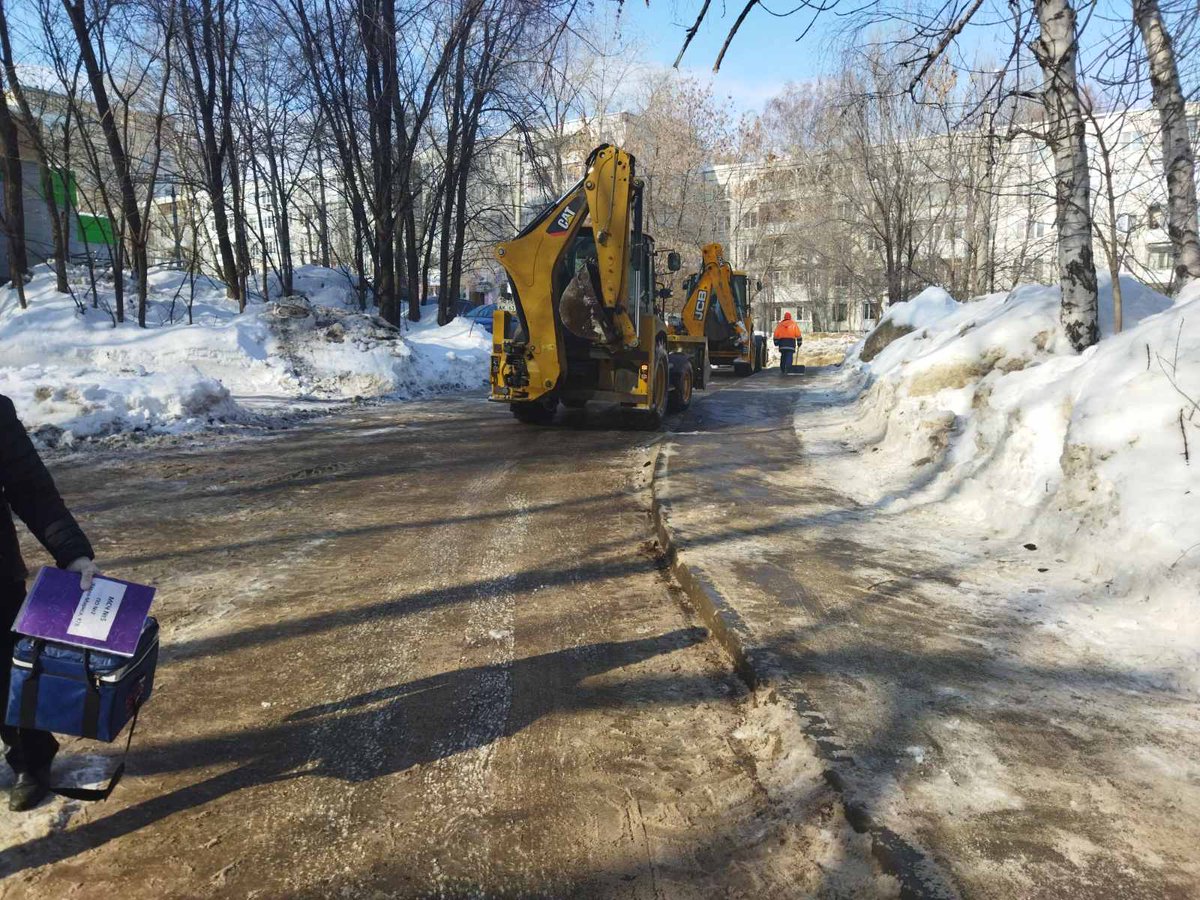 По заданию <a href="/adm_kir63/">Администрация Кировского района</a> 28.02.2022г. были выполнены работы по очистке проездов и тротуаров у поликлинического отделения № 2 Самарской медицинско-санитарной части № 5.<a href="/Rudakov_i_a/">Рудаков Игорь Александрович</a> <a href="/DepGorHozSamara/">Департамент ГХиЭ</a> <a href="/gkh_kir63/">Отдел по ЖКХ и благоустройству</a>
