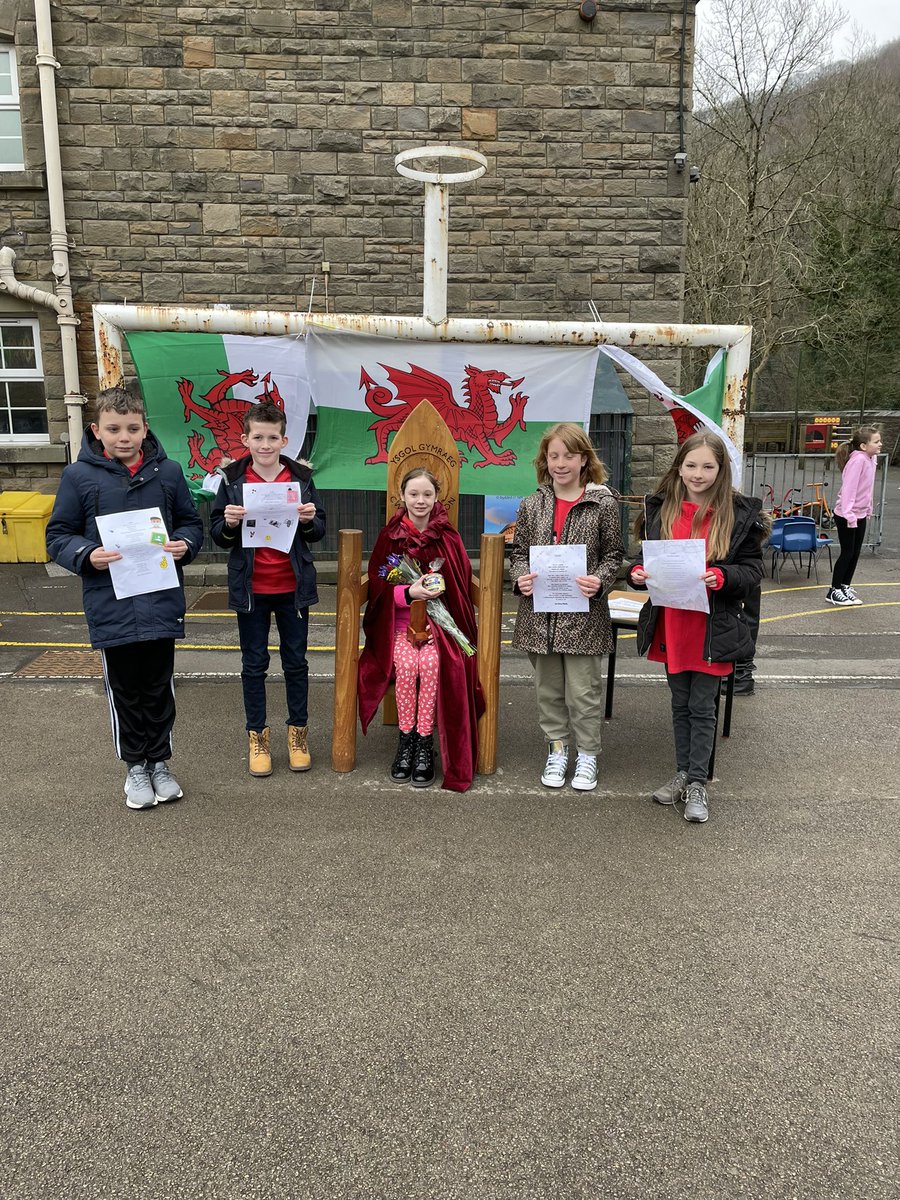 cwmgwyddon's tweet photo. Cerddi Campus dosbarth Yr Wyddfa -  Llongyfarchiadau Bardd Cadair Ysgol Cwm Gwyddon 2022. @CaerphillyCBC @EAS_Cymraeg @Addysg_Cymraeg https://t.co/9sYHTj4ksc