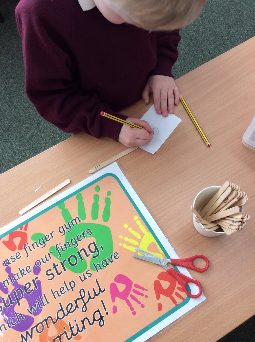 EllisonPrimary's tweet photo. The children in reception are enjoying learning about ‘The Little Red Hen’. They are busy making a farm, making puppets and acting out the story. #EllisonEYFS #Ellisonliteracy https://t.co/z9IS2M6ni8