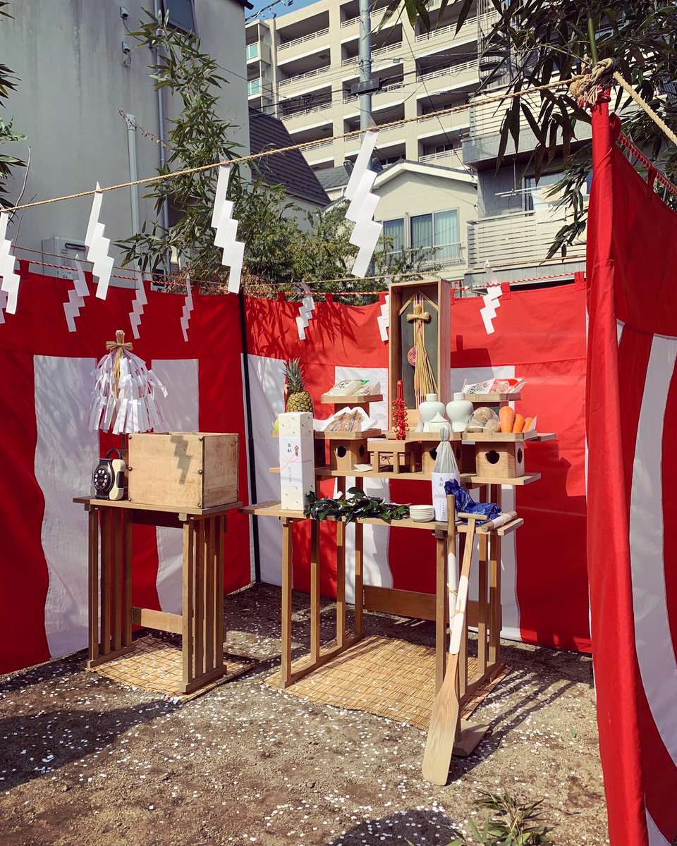 Sango_Design's tweet photo. カフェプロジェクトの地鎮祭が行われた。確認申請が通って現場が始まると、ひとまず少し安心する。ここから次のフェーズに入り違った楽しさが出てくるが、完成まで少しでも良い建築になるように集中して行きたい。安心していてはいけない。
#sangodesign #カフェデザイン #現場 https://t.co/3PRgt0HanU