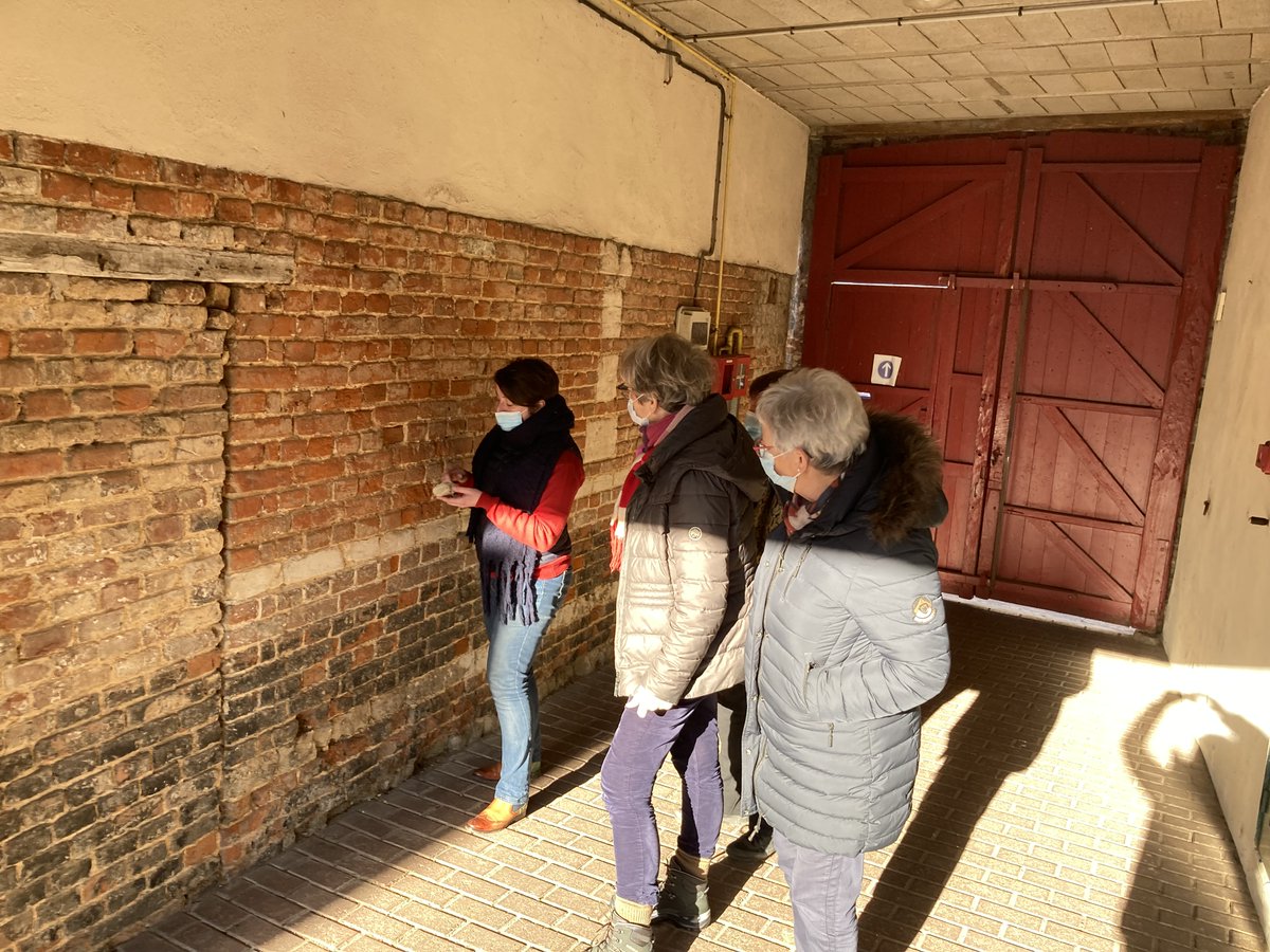 Authie_Canche's tweet photo. L’après-midi a été l’occasion de s’attarder un peu sur les matériaux utilisés dans les constructions anciennes et de se rappeler le bon sens de nos aïeux en matière de construction ⚒️ et d’adaptation au climat💧. https://t.co/aqff2ekoq1