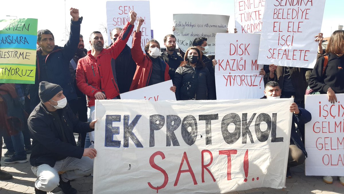 Kadimkitaplar's tweet photo. Fotoğraftaki objeler, işçilerin el emeğidir, göz nurudur, bilincidir, sorumluluğu ve eleştirisidir. İtaat etmez yaratır, boyun eğmez güçlendirir, mevkilere değil sınıfın mücadeleci ruhuna güvenir. https://t.co/8zvPxRtlxk