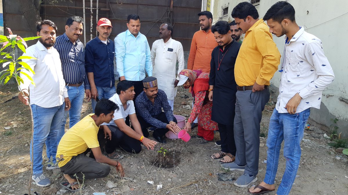 bulandarpit's tweet photo. #आज भाजपा नगर मंडल नर्मदापुरम द्वारा अंकुर अभियान के तहत मुख्यमंत्री @ChouhanShivraj जी की मंशानुरूप जिला भाजपा कार्यालय परिसर में आम एवं बेल पत्र का पौधा रोपण किया। इस अवसर पर समस्त मंडल पदाधिकारी एवं कार्यकर्त्ता उपस्थित रहे।

@BJP4MP @vdsharmabjp @Dr_Sitasaran @madhavdasbjp https://t.co/R62R35G8bU