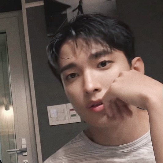 dokyeomfolder's tweet photo. HANDS DOWN TO THIS DOKYEOM #도겸 https://t.co/aMdQDAw6qc