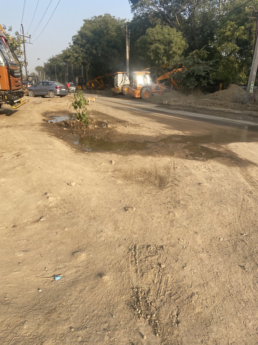 kake9009's tweet photo. ⁦@MCF_Faridabad⁩ ⁦@smartcityfbd⁩ ⁦@cmohry⁩ mujesar main road near shiv ganesh kanta , after making sewer line both sides multiple cracks in water line, got it repaired on my own twice cant pay for your work everytime now no water but only sewer https://t.co/qXKBdEMteC