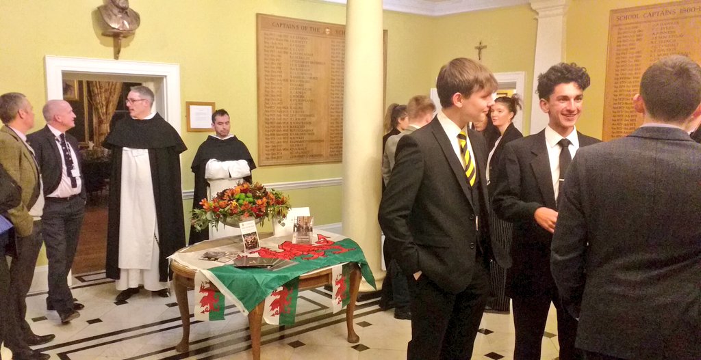 Oratorychaplain's tweet photo. Yesterday we had our first Chaplain's Mass and Dinner to mark the Feast of St David. We used this opportunity to celebrate and reflect on Newman's idea of "some definite service". A special thank you to @Frarobertop for your words of wisdom!
#SomeDefiniteService #OratoryJoy https://t.co/WrQGdRQlOJ