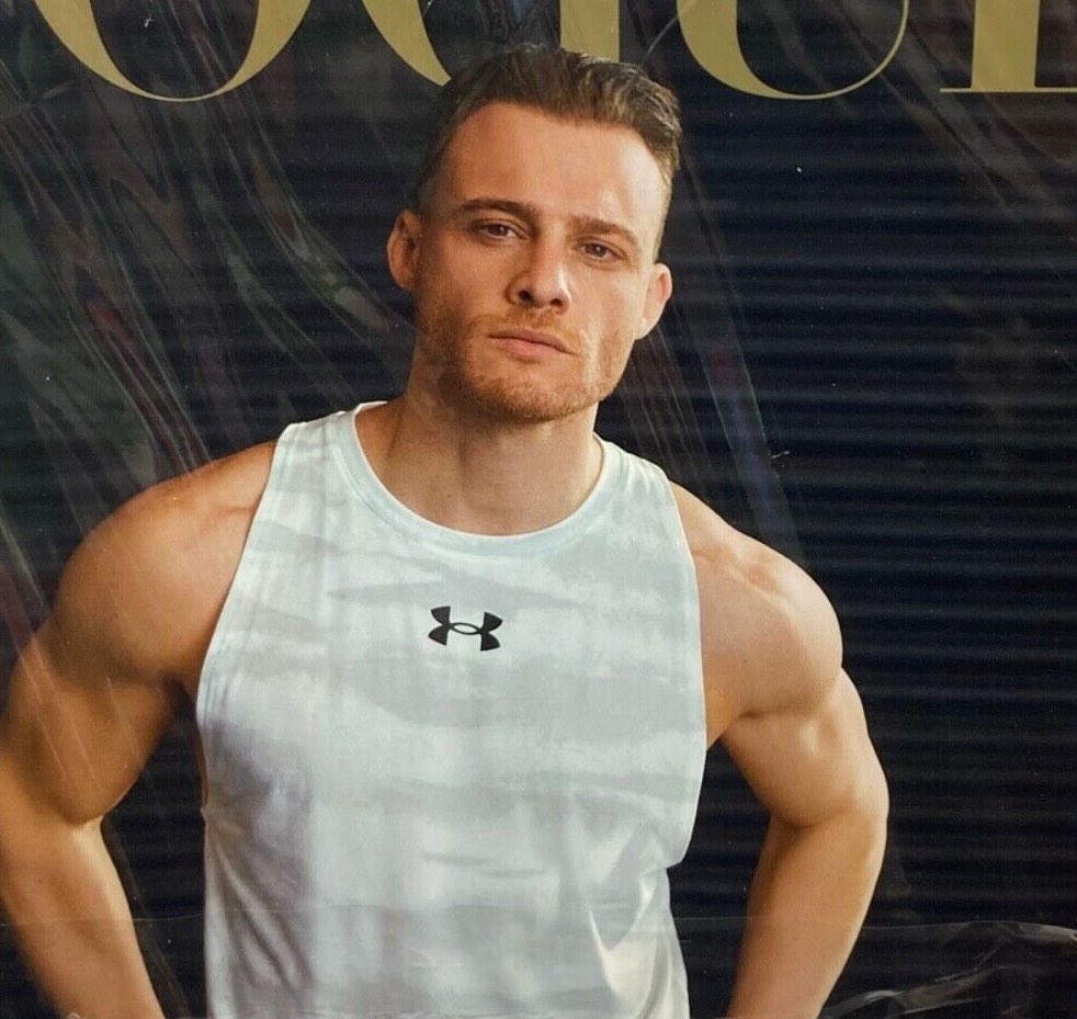 besohanker's tweet image. Kerem na capa da vogue man ainda mais lindo e gostoso, olha o cabelo, o maxilar, os braços, e ninguém sequer sabia que esse homem tinha feito esse ensaio. Ele tá ainda mais lindo do que antes meu deus