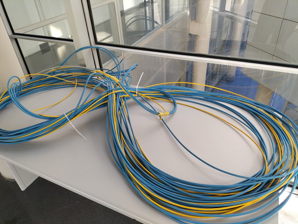 Els cables que fan funcionar <a href="/apunt_media/">À Punt</a> tenen els colors d'#Ucraïna