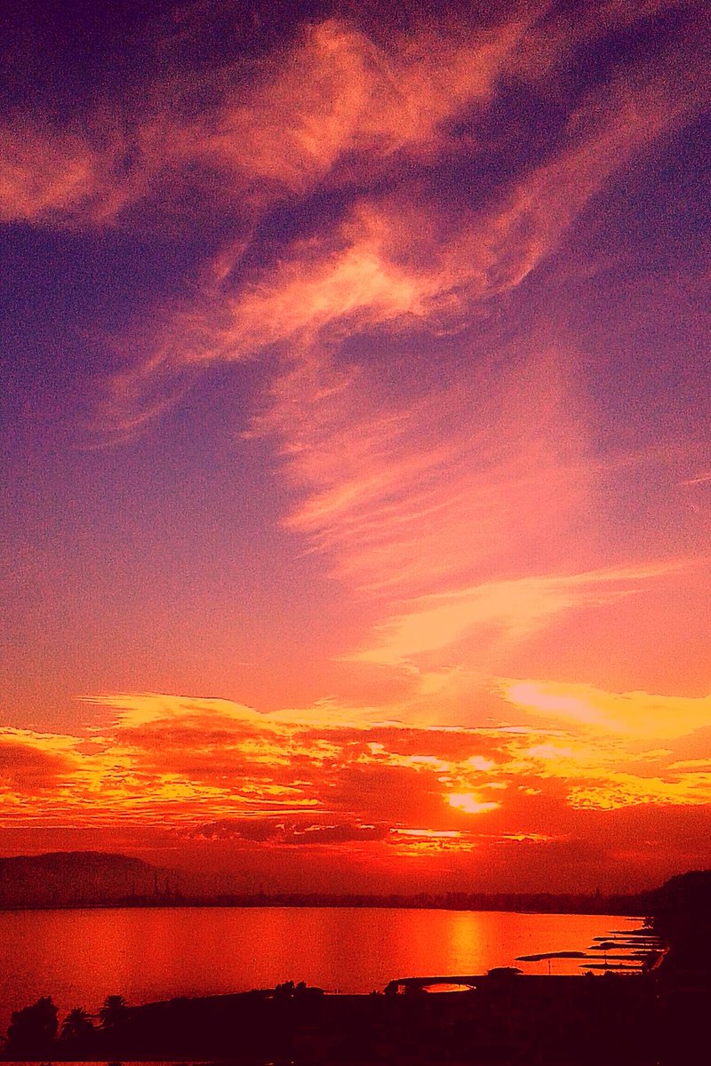 _Avicebron's tweet photo. 📃

•

"FÍJATE EN EL SOL DEL OCASO, ROJO,
COMO REVESTIDO DE UN VELO DE PÚRPURA:
VA DESVELANDO LOS COSTADOS DEL NORTE Y EL SUR,
MIENTRAS CUBRE DE ESCARLATA EL PONIENTE..."

✍🏻 SALOMÓN Ibn GABIROL

•

📷 FDELP
(BAHÍA DE MÁLAGA) https://t.co/r5ajpWBEJd