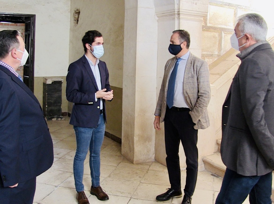 Visita a Fernán Núñez de @AngelPimentel_, Delegado Territorial de <a href="/TurismoAND/">Consejería de Turismo y Andalucía Exterior</a>, para anunciar la próxima puesta en marcha de una aplicación de realidad virtual en la localidad. También ha visitado el Palacio Ducal como principal recurso turístico y patrimonial.
