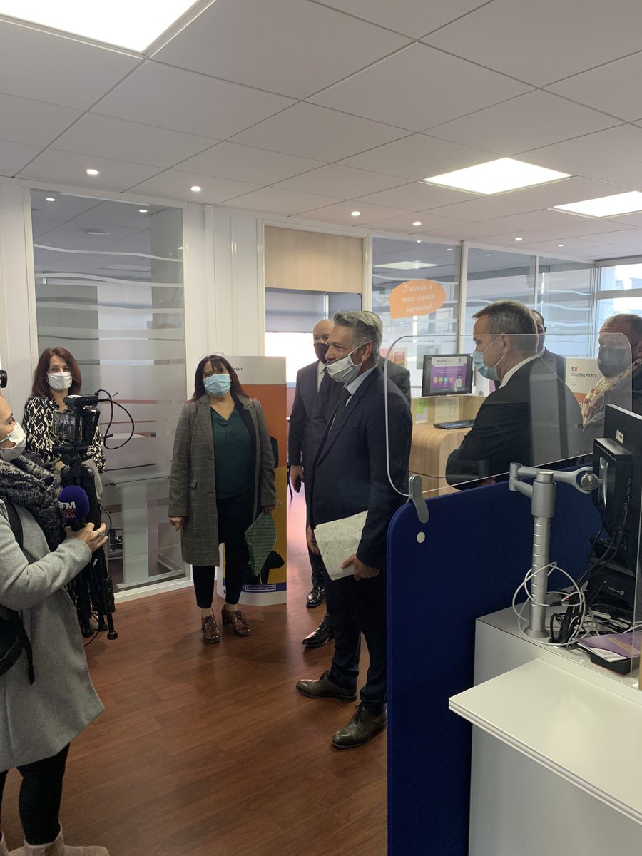 ZAMPOLINImarc's tweet photo. 🏁@pole_emploi ds le #Var :
Top départ ce matin pour le Contrat d’Engagement Jeune #CEJ dans le Var
Visite de Evence Richard @Prefet83 à #Pôleemploi #Toulon #LaRode
avec @ZAMPOLINImarc Dir. @poleemploi_VAR, @FranckCouriol Dir. d’agence Pôle emploi & @BoulnemourM Dir. @MlToulon https://t.co/QS5oslfyls