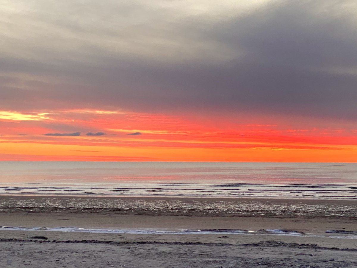 Marching in 🐇🐇🐇 #ogunquit #maine #sunrise @MattNBCBoston @SurfSkiWeather @JeffNBCBoston @susantran @MichaelPageWx @DeniseWX @CecyTelemundo @KatNBCBoston @AaronNBCBoston @StormHour