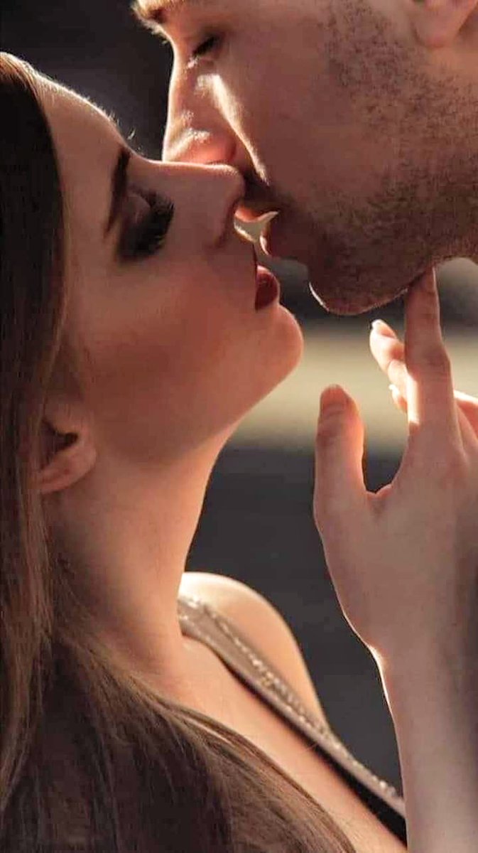 Прикосновение к щеке мужчины. Прикосновение к любимому. Нежный мужчина. Нежно прикасаются к твоим. Мужчина и женщина страсть.