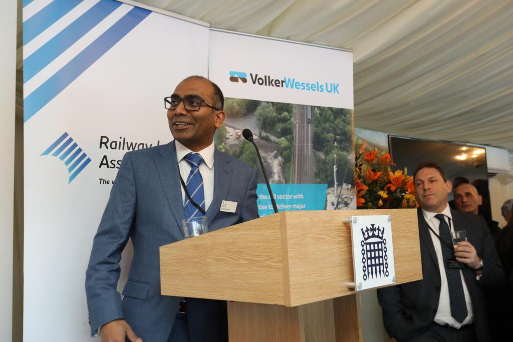 railindustry's tweet photo. 1/ Last week we held the #RIAParlReception with over 200 #RIAMembers, politicians and industry colleagues.
We also held our #RIARailFellowship Programme Closing Ceremony, where we awarded MPs for visiting #RIAMember companies in 2020-21.
Find out more below. 👇 https://t.co/4DO65Codvc