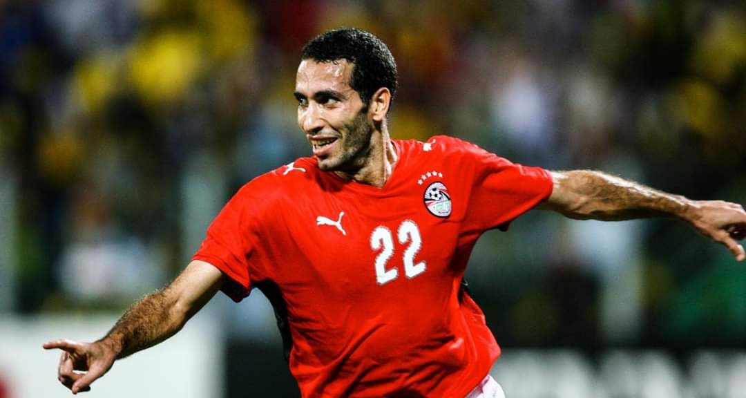 El Egipcio Mohamed Aboutrika dirigiéndose a la #FIFA: "La decisión de suspender a los equipos rusos de todas las competiciones debe ir acompañada de una prohibición a los afiliados a Israel, que ha estado matando a niños y mujeres en #Palestina durante años".