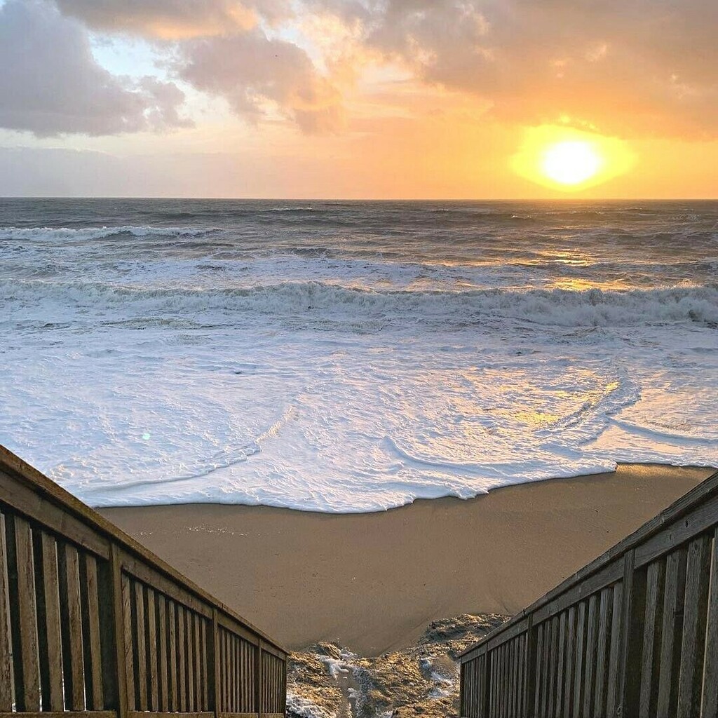 IbisLorient's tweet photo. Empruntez l'escalier qui vous mène sur la plage et admirez de plus près ce magnifique coucher de soleil. Sentez l'air iodé. Ressentez la puissance de la mer et du vent qui forment ces sublimes vagues... 🌊

Le pays de Lorient vous offre de magnifiques… https://t.co/ZUe5E7GhZc https://t.co/QhH8T7AX5y