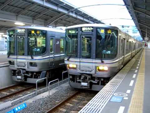 @karaage_rutsubo 高松駅のマリンライナーは一本前の電車が発車しないうちからドアを開けて待ってるので初見でやられた 