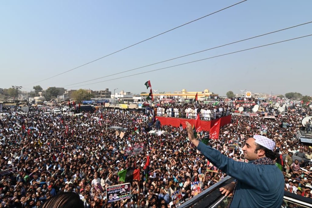 BBhuttoZardari's tweet photo. The people of #Moro, firmly rejecting the puppet government. 
#AwamiMarch
#SelectedGhabraGaya https://t.co/LOQ5Emk1FX