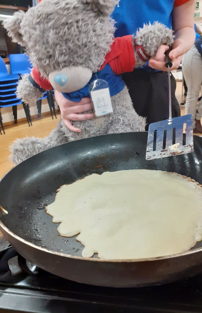 NMD35's tweet photo. @GuidingCymru I'm making pancakes with @csg2nd !
#thisbearcan https://t.co/8lQxdP98Lc