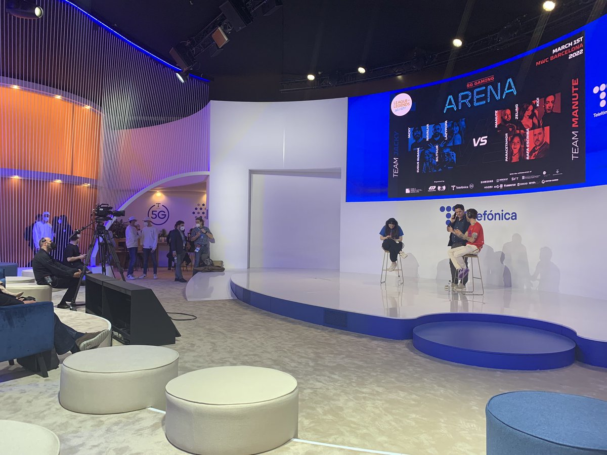 To highlight capacity of their 5G
network, #Telefonica showcases a
live match with remote players being broadcast directly to their
#MWC booth. If this possible,
#remotework is a walk in the park.