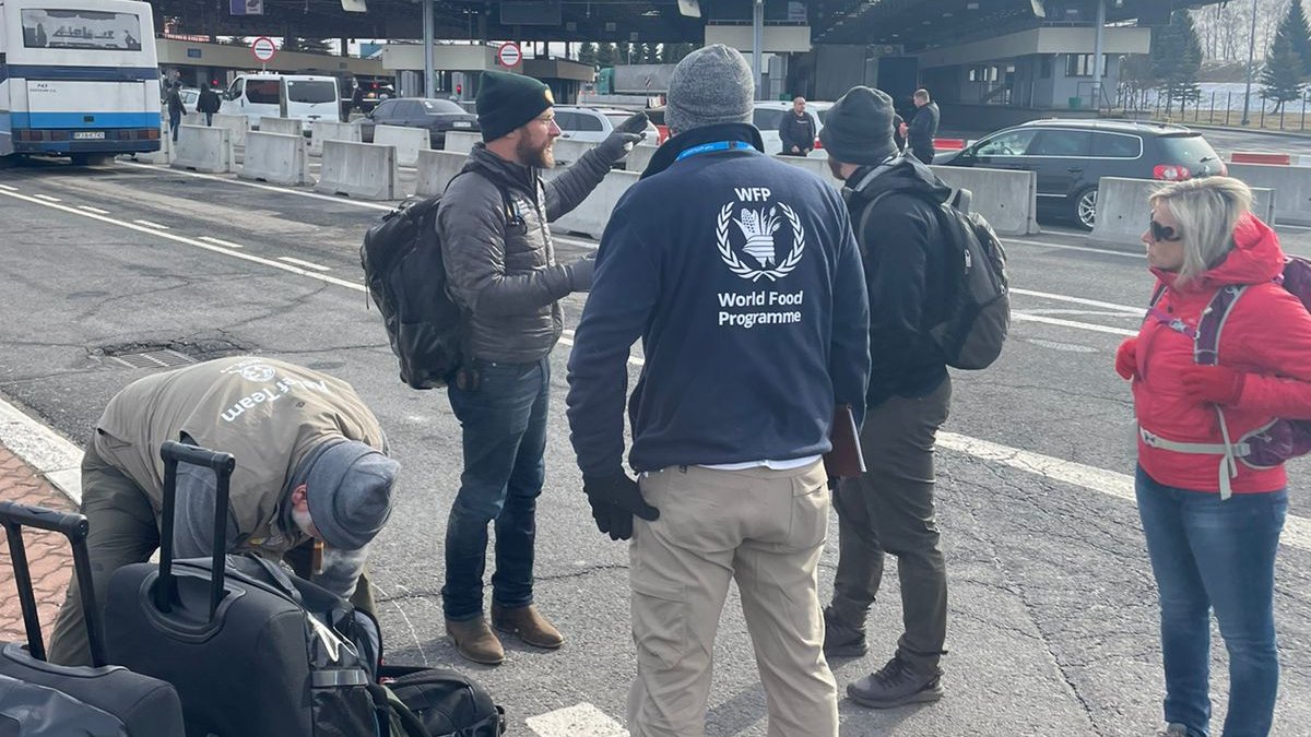 WFP's tweet photo. 📍Krakivets Polish border crossing | 1 March 2022

WFP teams arrive at the Ukrainian - Polish border for needs assessment of the displaced Ukrainians.

WFP is expecting its first convoy of food assistance to arrive at the Ukrainian - Polish border in the next few hours. https://t.co/6uF37nQ2ib