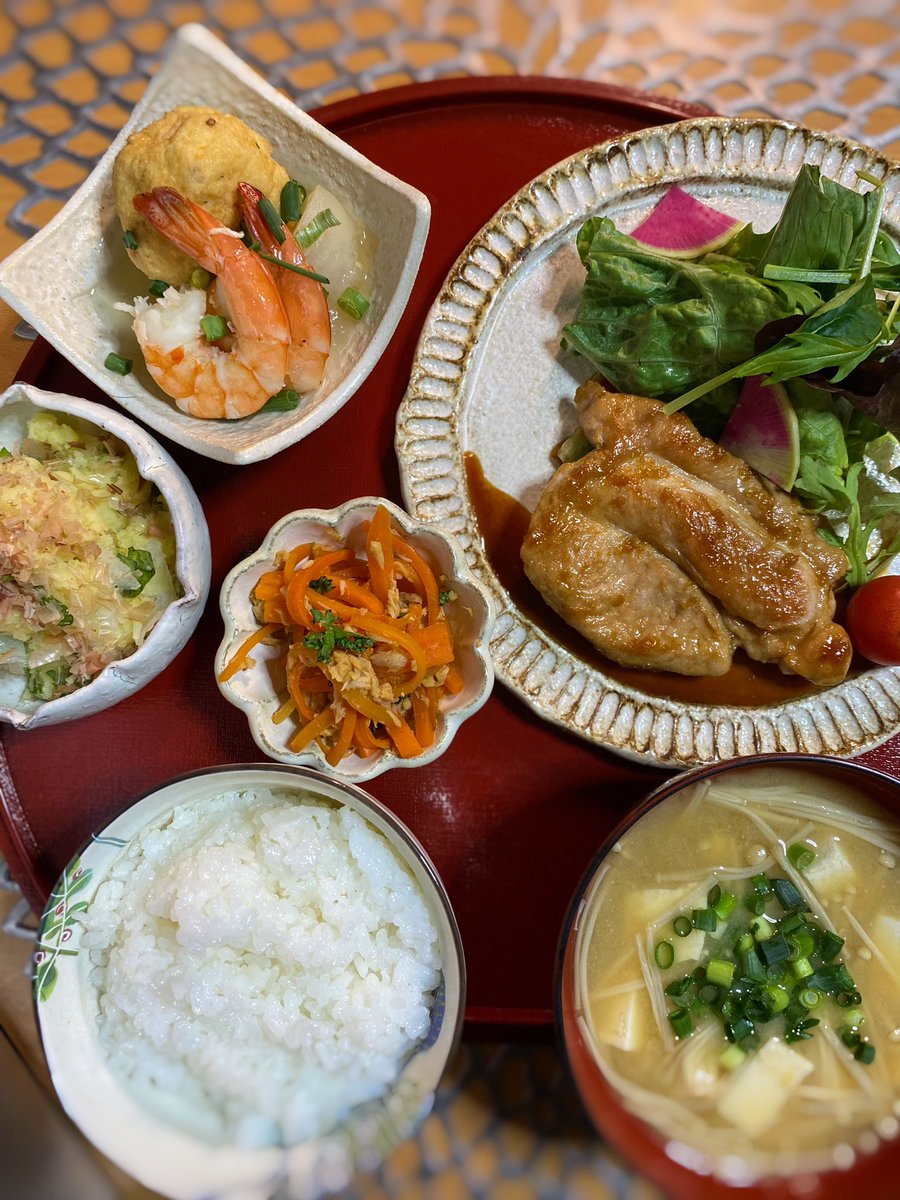 今日の Ps Ch 豚肉のにんにく醤油焼き 人参とツナの炒め煮 がんもと蕪とエビの煮物 リメイク 和風ポテトサラダ えのきとお豆腐のお味噌汁 ポテトサラダは紫蘇とたくあん入り しょっ Pinqueue