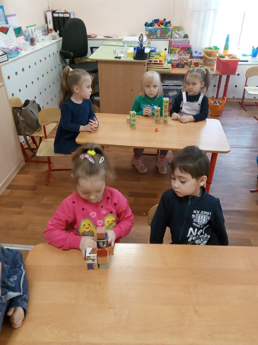 Воспитанники гр .,, Хризантемы "учились сравнивать две неравные группы предметов,обозначали результаты сравнения словами больше-меньше, сколько -столько;совершенствовали умение сравнивать два контрастных по высоте предмета.