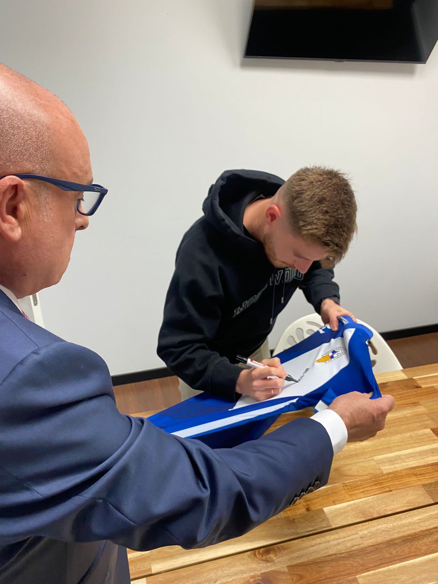 TVSabadell's tweet photo. 📲 Tenim nou sorteig!!
👕 Si voleu guanyar la samarreta del @CESabadell signada per @diegocaballo94 heu de respondre aquesta pregunta:
❔Qui està sent el millor jugador de l’equip? Argumenteu-ho etiquetant a @TVSabadell i utilitzant els hashtags #LArlequinat i #tvsabadellvalles https://t.co/q8yaZ04jKs
