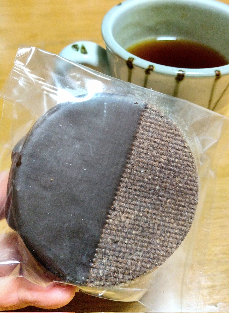 Jun512Jun's tweet photo. とっておきのは まだ大事に箱の中…🙈
とはいえ 近づく賞味期限🙄

そこらへんのクッキーとは全く違う こだわりの お味✨ サブレショコノワール💕
ダージリンとオレンジとグローブの これまた頂き物の紅茶と共に💁✨

#acidracines https://t.co/mlJOh5QelO