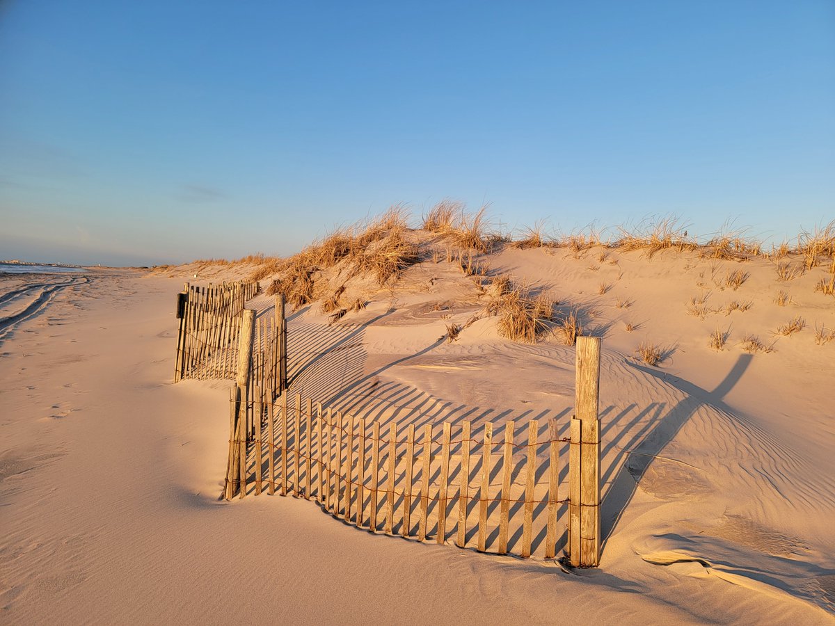 AnnDelaneyBeach's tweet photo. Good morning Tuesday #beachblock https://t.co/rgU5VahveV