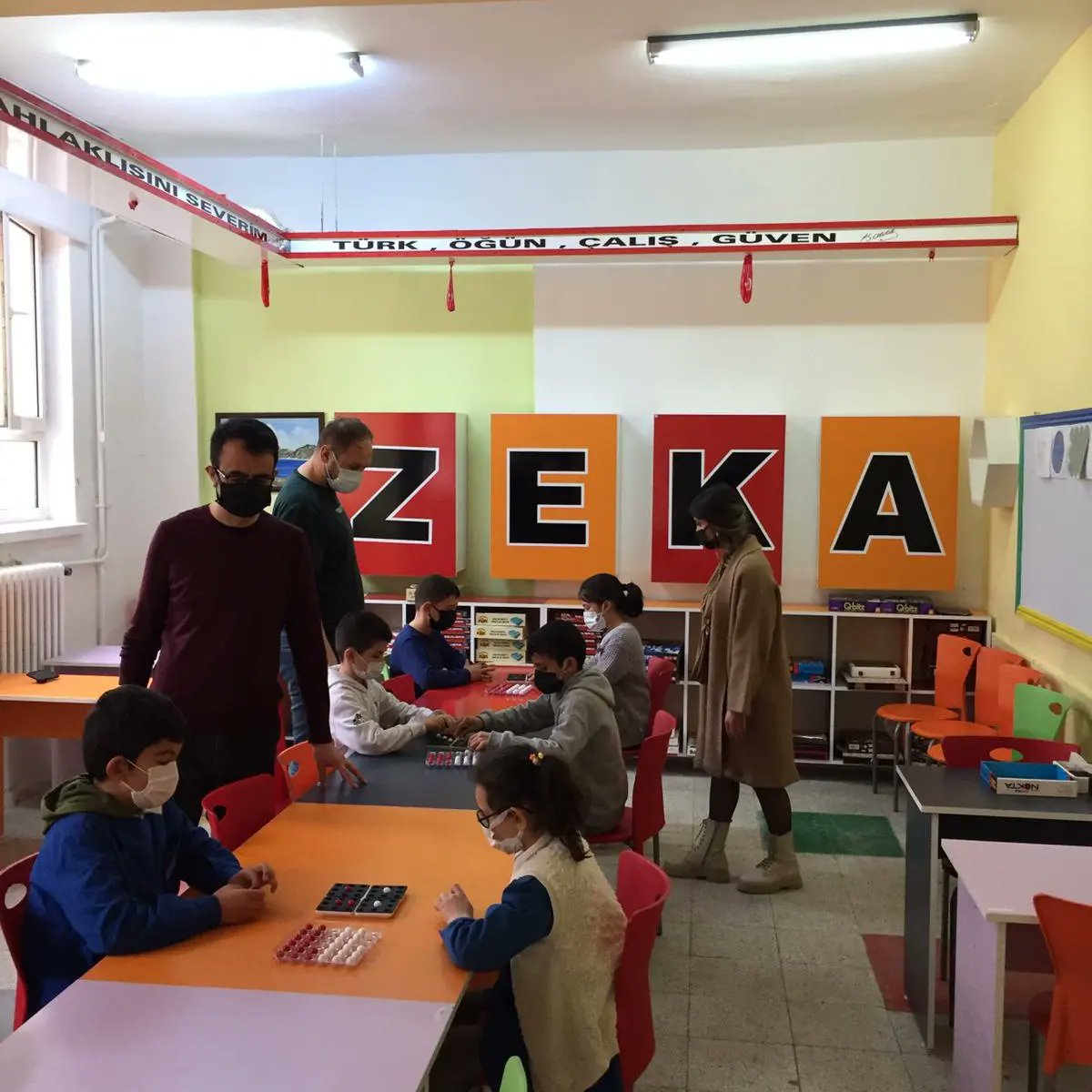 BurdurIlce's tweet photo. Zeka Oyunları ilkokul seçmeleri 100. Yıl, Dereköy ve Hürriyet İlkokulundan öğrencilerin katılımıyla gerçekleştirildi. Öğretmenlerimize teşekkür eder, öğrencilerimize başarılar dileriz. 
@TC_Yesilova  @BurdurilMEM  @yesilova100  @BurdurHurriyet @derekoyilkoklu @ahmetdnmez17 https://t.co/z4mp5QO9aP