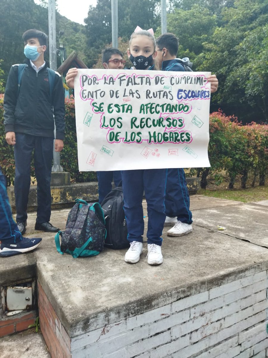 Alejooleon's tweet image. Los estudiantes de TORCA colegio rural en la localidad de Usaquén se manifiestan por la falta de rutas @Educacionbogota @ClaudiaLopez