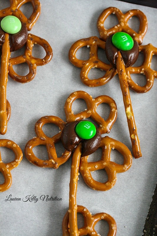 Happy St. Patrick's Day Treats {Shamrock Pretzels} laurenkellynutrition.com/happy-st-patri… via   <a href="/LKellyNutrition/">Lauren Kelly</a>