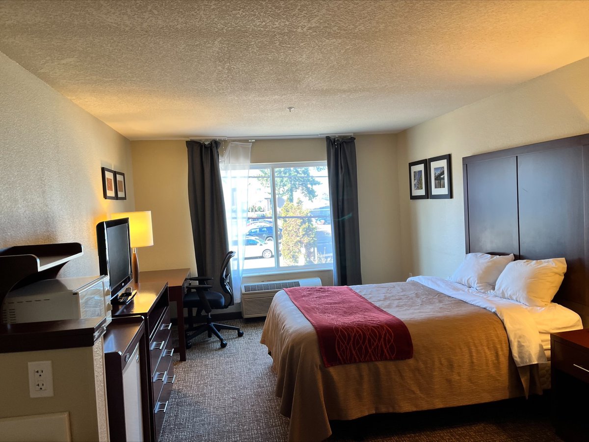 TheOregonCF's tweet image. River Haven, a #ProjectTurnkey site owned and operated by @CCCOregon, offers early recovery housing paired with services to help people stabilize and move to permanent housing. OCF staff were honored to get a peek into this incredible program last week.