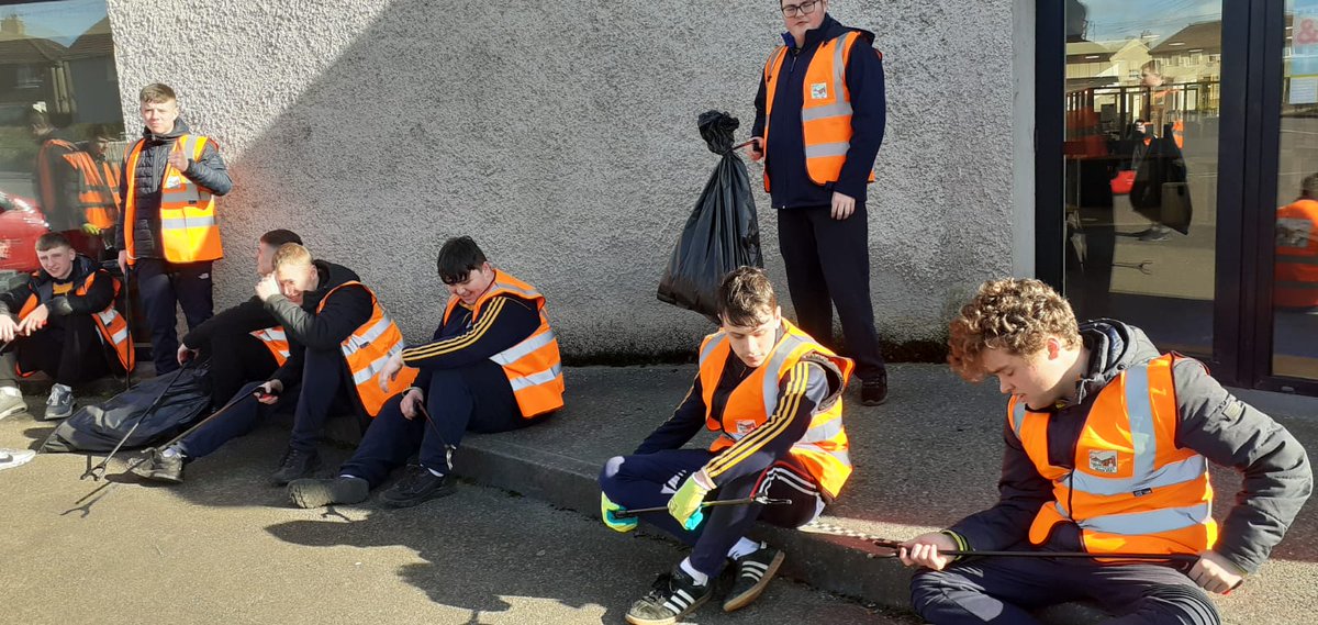 BallyphehaneT's tweet photo. 1/2 
Well done to the students of @DeerparkCBS  and our volunteers Grainne and Aine. 
Colaiste Eamonn Ris , or Deerpark as some of us still call it, are proud members of our Tidy Town Youth Hub and had great fun today out in the community. 

#Ballyphehane
#LoveYourHane
#TidyTowns https://t.co/zI5O5vfoRw