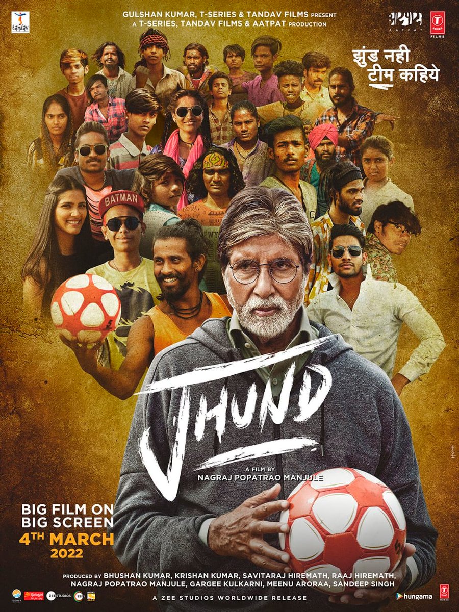 'Jhund nahi team boliye', the expression with which @SrBachchan says this,it hits ur heart.The way he shed his megastar aura and became #VijayBarse is incredible. Really. @Nagrajmanjule's #Jhund is entertaining,emotional n inspirational. Loved the social commentary mingled (cont)