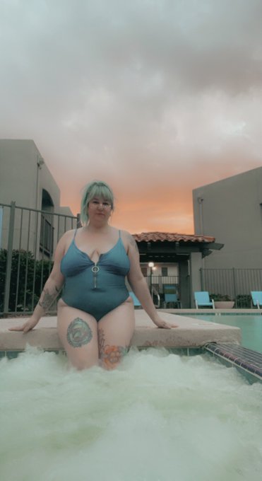 Who wants to join me in the hot tub ? https://t.co/nmvNvgaGw5<a href="/tag/mvsales"class="tags"><span>#mvsales</span></a>