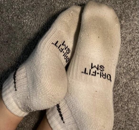 Ihr wisst was zu tun ist❗️Und jetzt macht euch endlich nützlich und gebt euer Geld an eure Herrin ab, denn mir steht es sowieso viel besser…💰💰 #herrin #füße #fußfetisch #drücktab