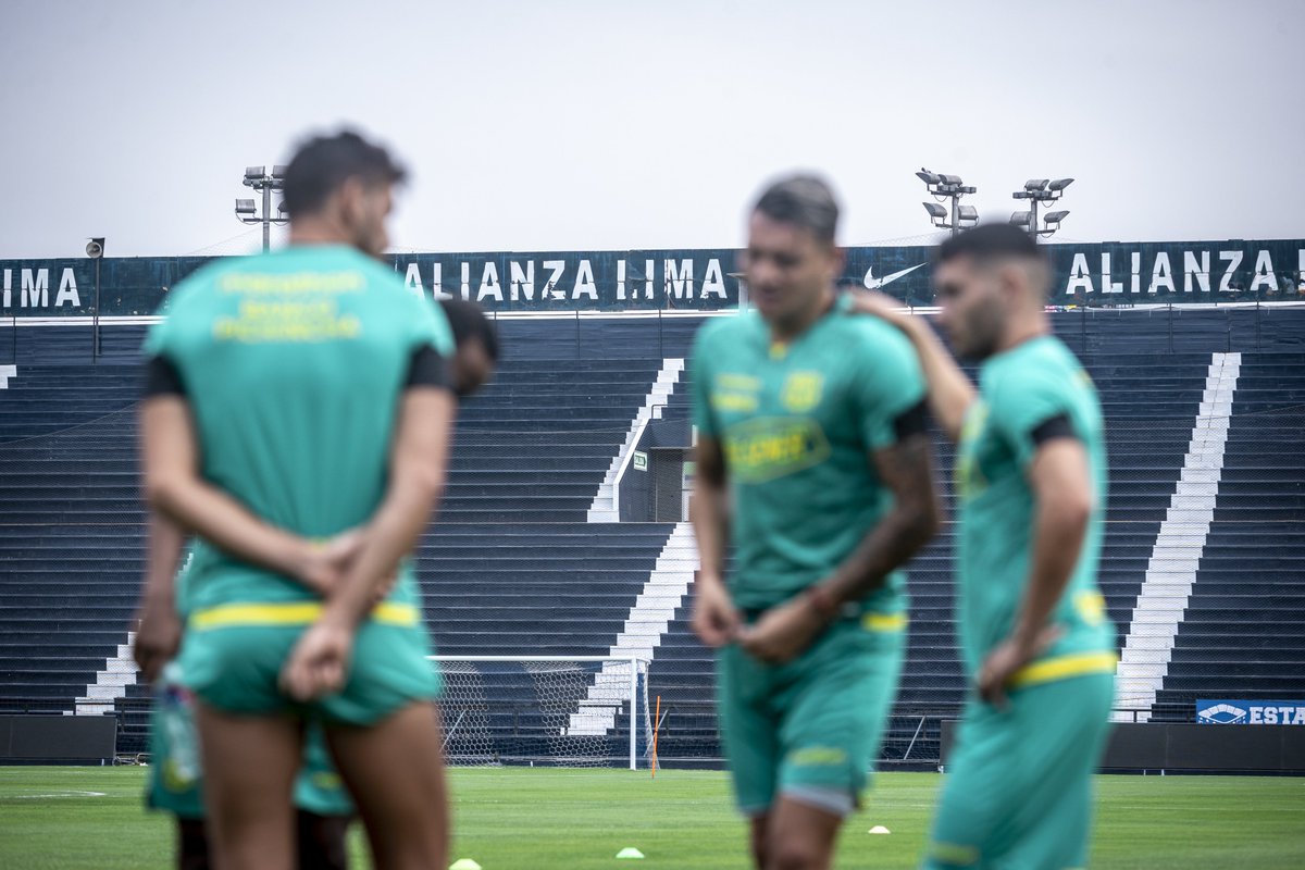 BarcelonaSC's tweet photo. Muchas gracias al @ClubALoficial por brindarnos el Estadio Alejandro Villanueva para nuestro entrenamiento en Lima 🇵🇪🤝🇪🇨

#LibertadoresBSC #VuelveElReto 🟡⚫️ https://t.co/y56eswD4hl