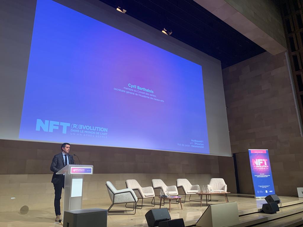 AcadBeauxarts's tweet photo. Cyril Barthalois, secrétaire général de l’@acadbeauxarts, présente les conclusions de son rapport « Les ventes volontaires aux enchères publiques à l’heure des NFT ». #colloqueNFT https://t.co/pkVsNWPh3A