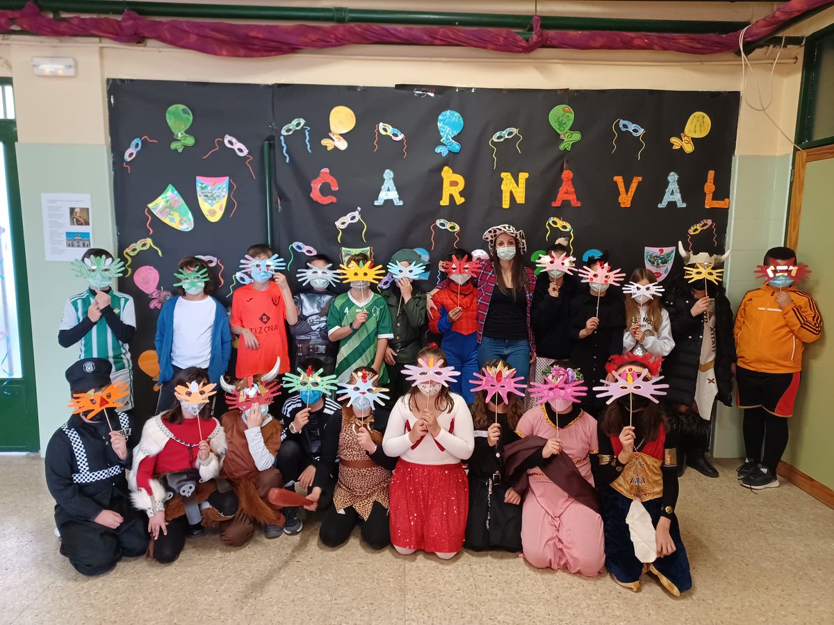 ceipcelsoemilio's tweet photo. Aquí tenéis algunas de las fotos que nos hicimos en #carnavales en nuestro #photocall Piratas, superhéroes, princesas, pokemons... #carnivals #costumes #micolet #havingfunatschool https://t.co/TTBpDqThQf