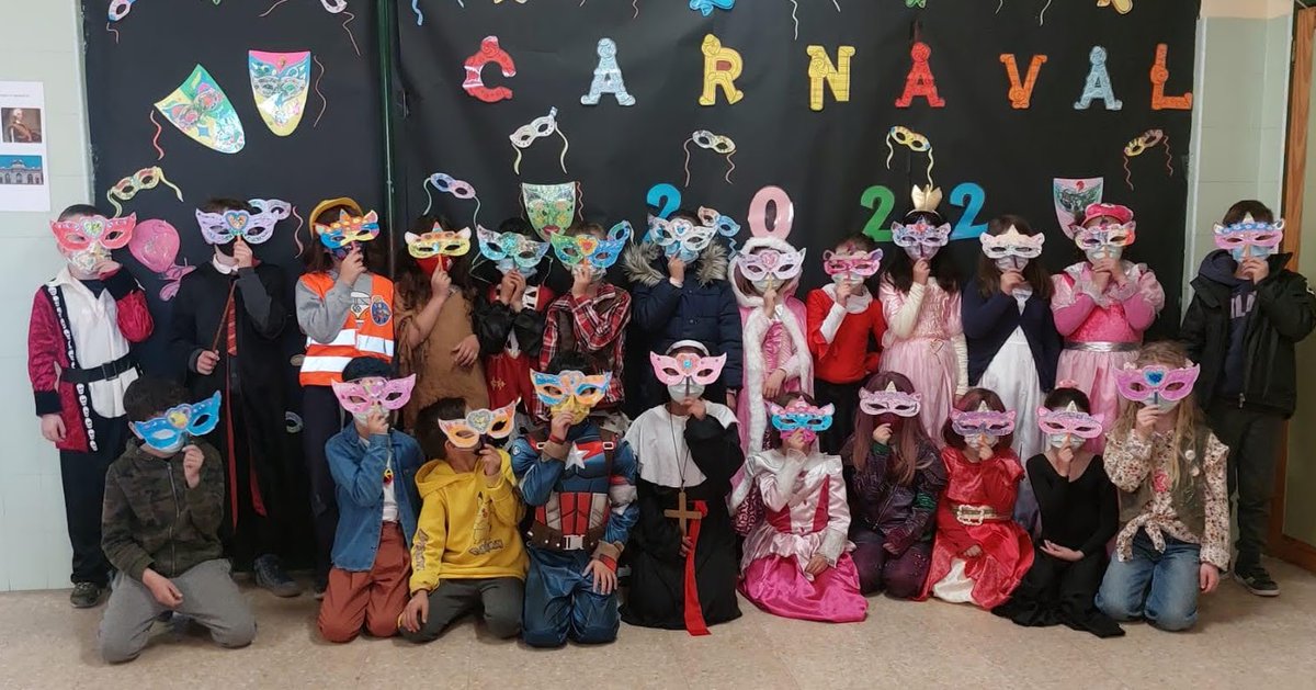 ceipcelsoemilio's tweet photo. Aquí tenéis algunas de las fotos que nos hicimos en #carnavales en nuestro #photocall Piratas, superhéroes, princesas, pokemons... #carnivals #costumes #micolet #havingfunatschool https://t.co/TTBpDqThQf